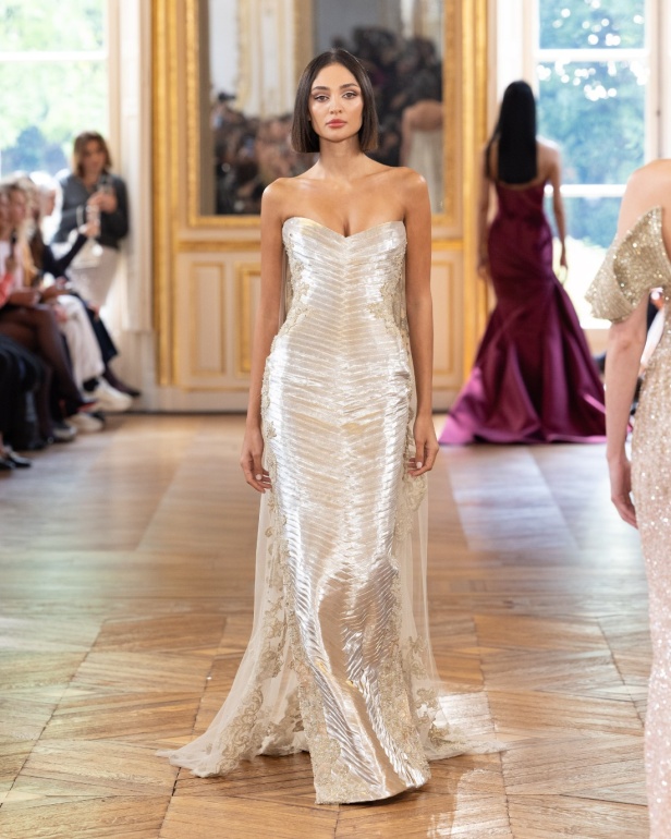 طوني ورد يستوحي مجموعة الأزياء الراقية من التنكر الغامض ويقول لـ"هي": بعض الفساتين استغرقت أكثر من 500 ساعة عمل يدوي (فيديو)