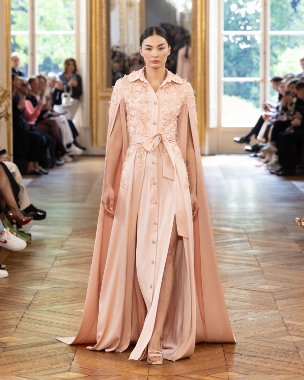 طوني ورد يستوحي مجموعة الأزياء الراقية من التنكر الغامض ويقول لـ"هي": بعض الفساتين استغرقت أكثر من 500 ساعة عمل يدوي (فيديو)