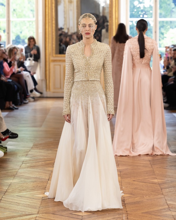 طوني ورد يستوحي مجموعة الأزياء الراقية من التنكر الغامض ويقول لـ"هي": بعض الفساتين استغرقت أكثر من 500 ساعة عمل يدوي (فيديو)