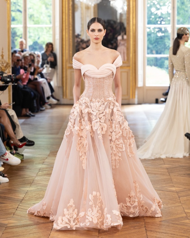 طوني ورد يستوحي مجموعة الأزياء الراقية من التنكر الغامض ويقول لـ"هي": بعض الفساتين استغرقت أكثر من 500 ساعة عمل يدوي (فيديو)