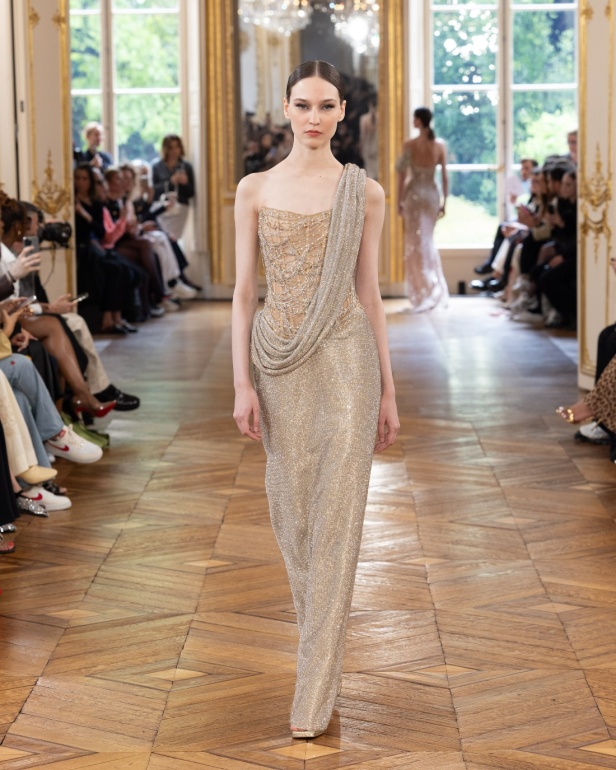 طوني ورد يستوحي مجموعة الأزياء الراقية من التنكر الغامض ويقول لـ"هي": بعض الفساتين استغرقت أكثر من 500 ساعة عمل يدوي (فيديو)