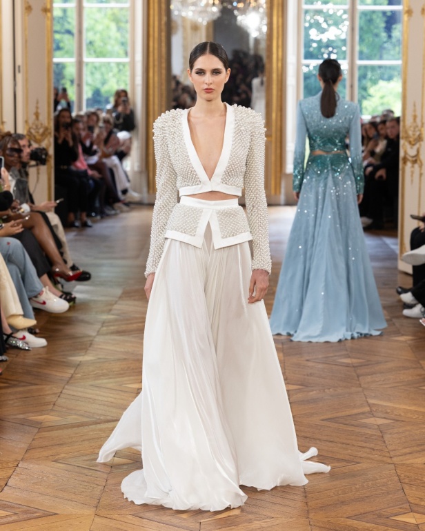 طوني ورد يستوحي مجموعة الأزياء الراقية من التنكر الغامض ويقول لـ"هي": بعض الفساتين استغرقت أكثر من 500 ساعة عمل يدوي (فيديو)