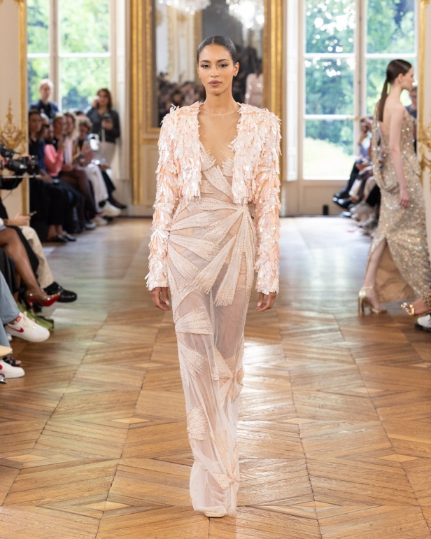 طوني ورد يستوحي مجموعة الأزياء الراقية من التنكر الغامض ويقول لـ"هي": بعض الفساتين استغرقت أكثر من 500 ساعة عمل يدوي (فيديو)