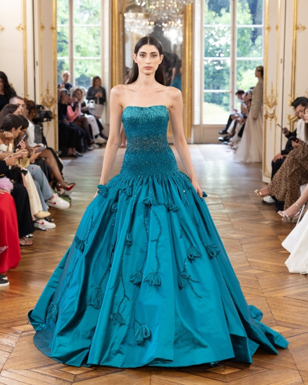 طوني ورد يستوحي مجموعة الأزياء الراقية من التنكر الغامض ويقول لـ"هي": بعض الفساتين استغرقت أكثر من 500 ساعة عمل يدوي (فيديو)