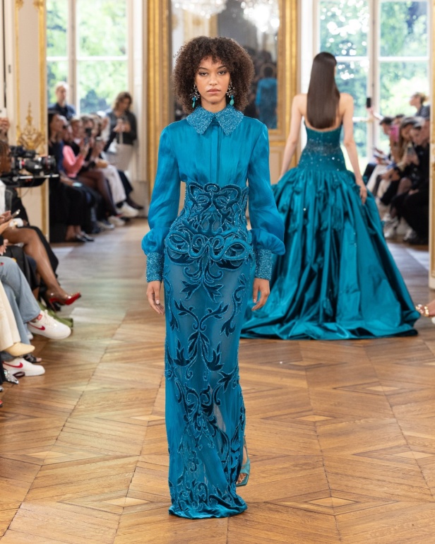 طوني ورد يستوحي مجموعة الأزياء الراقية من التنكر الغامض ويقول لـ"هي": بعض الفساتين استغرقت أكثر من 500 ساعة عمل يدوي (فيديو)