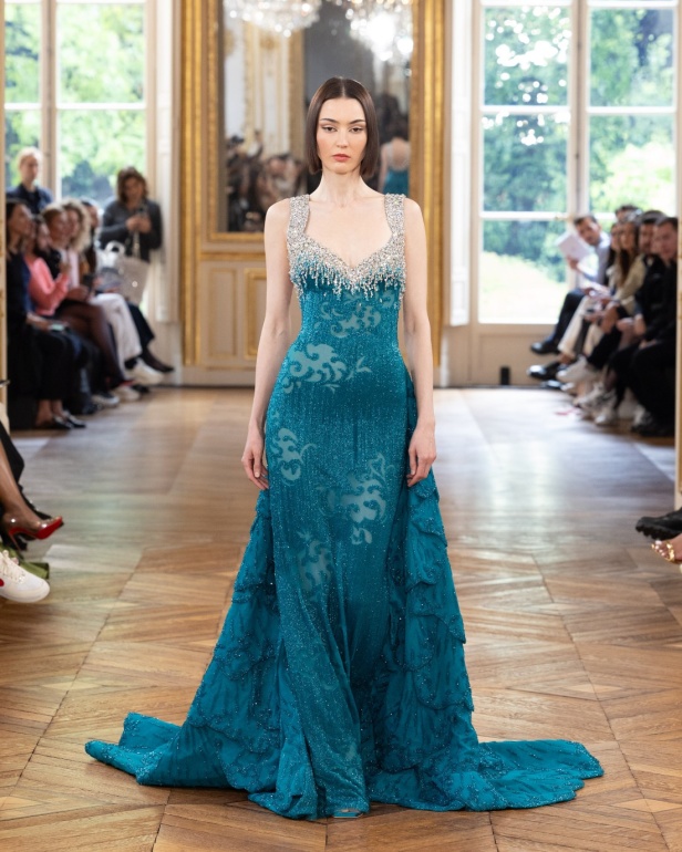 طوني ورد يستوحي مجموعة الأزياء الراقية من التنكر الغامض ويقول لـ"هي": بعض الفساتين استغرقت أكثر من 500 ساعة عمل يدوي (فيديو)