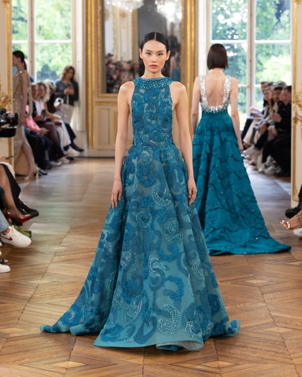 طوني ورد يستوحي مجموعة الأزياء الراقية من التنكر الغامض ويقول لـ"هي": بعض الفساتين استغرقت أكثر من 500 ساعة عمل يدوي (فيديو)