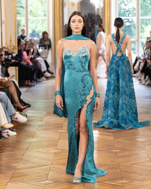 طوني ورد يستوحي مجموعة الأزياء الراقية من التنكر الغامض ويقول لـ"هي": بعض الفساتين استغرقت أكثر من 500 ساعة عمل يدوي (فيديو)