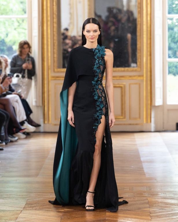 طوني ورد يستوحي مجموعة الأزياء الراقية من التنكر الغامض ويقول لـ"هي": بعض الفساتين استغرقت أكثر من 500 ساعة عمل يدوي (فيديو)