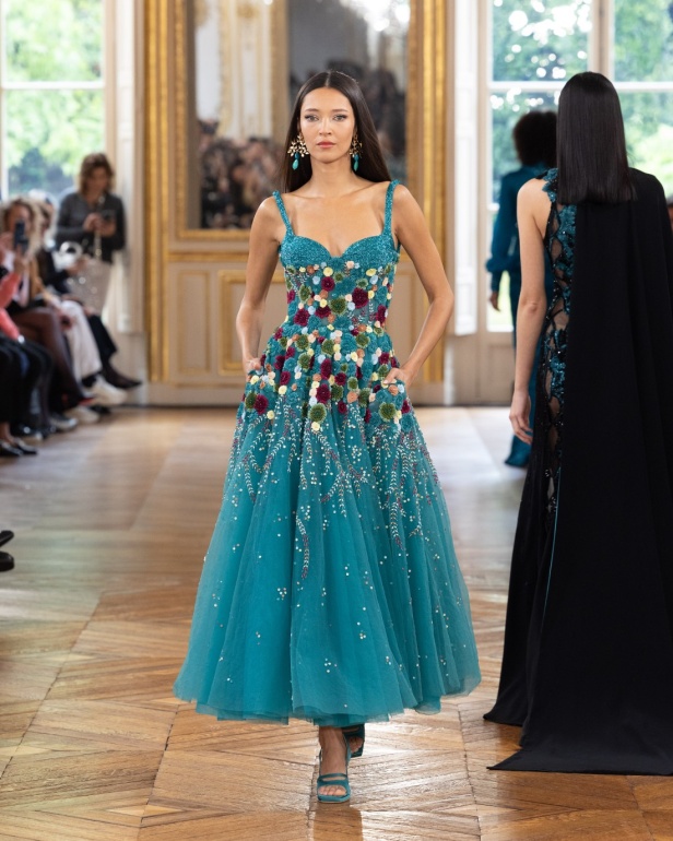 طوني ورد يستوحي مجموعة الأزياء الراقية من التنكر الغامض ويقول لـ"هي": بعض الفساتين استغرقت أكثر من 500 ساعة عمل يدوي (فيديو)