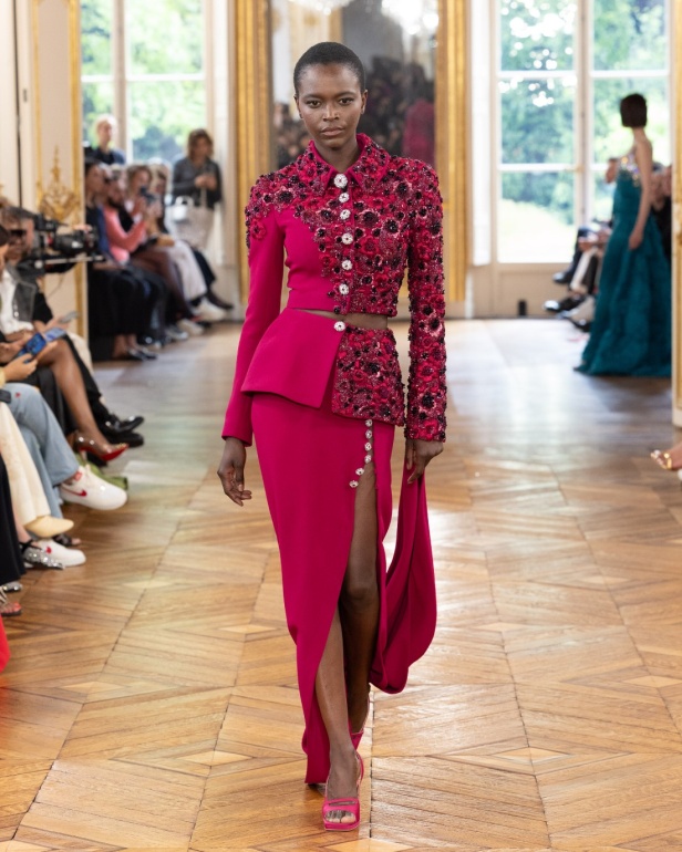 طوني ورد يستوحي مجموعة الأزياء الراقية من التنكر الغامض ويقول لـ"هي": بعض الفساتين استغرقت أكثر من 500 ساعة عمل يدوي (فيديو)