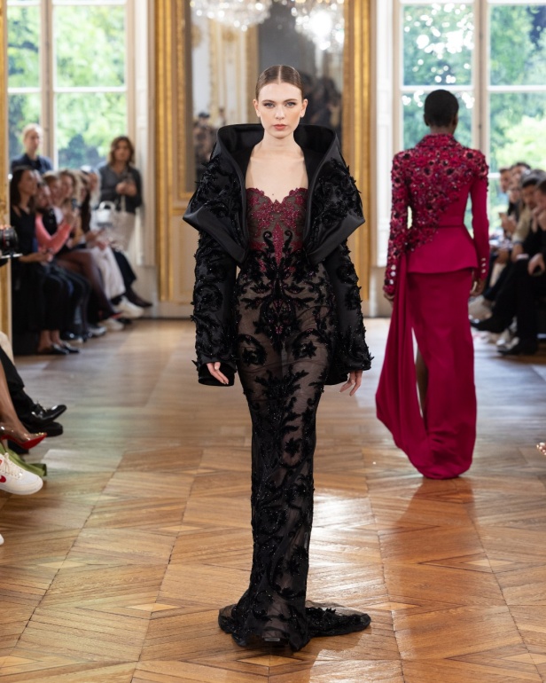 طوني ورد يستوحي مجموعة الأزياء الراقية من التنكر الغامض ويقول لـ"هي": بعض الفساتين استغرقت أكثر من 500 ساعة عمل يدوي (فيديو)