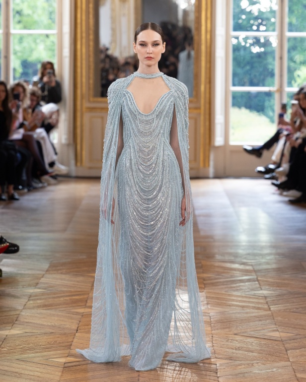 طوني ورد يستوحي مجموعة الأزياء الراقية من التنكر الغامض ويقول لـ"هي": بعض الفساتين استغرقت أكثر من 500 ساعة عمل يدوي (فيديو)