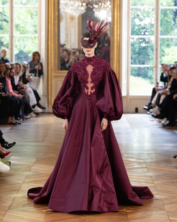 طوني ورد يستوحي مجموعة الأزياء الراقية من التنكر الغامض ويقول لـ"هي": بعض الفساتين استغرقت أكثر من 500 ساعة عمل يدوي (فيديو)