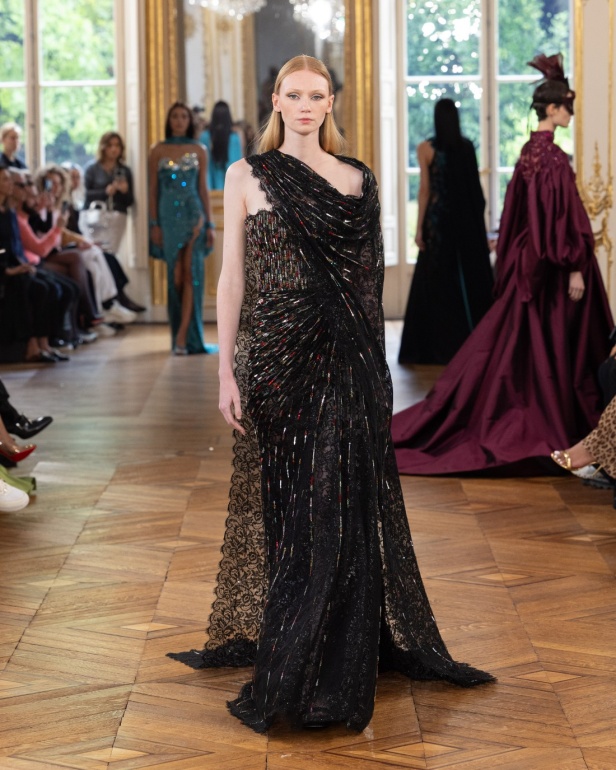 طوني ورد يستوحي مجموعة الأزياء الراقية من التنكر الغامض ويقول لـ"هي": بعض الفساتين استغرقت أكثر من 500 ساعة عمل يدوي (فيديو)