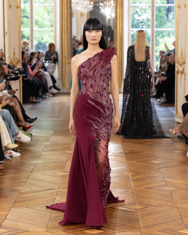 طوني ورد يستوحي مجموعة الأزياء الراقية من التنكر الغامض ويقول لـ"هي": بعض الفساتين استغرقت أكثر من 500 ساعة عمل يدوي (فيديو)