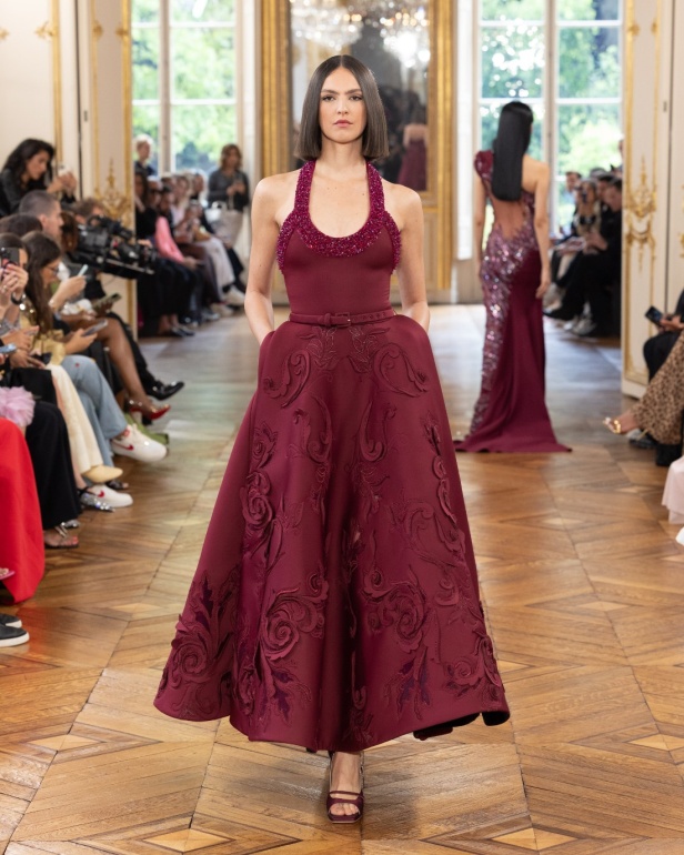 طوني ورد يستوحي مجموعة الأزياء الراقية من التنكر الغامض ويقول لـ"هي": بعض الفساتين استغرقت أكثر من 500 ساعة عمل يدوي (فيديو)