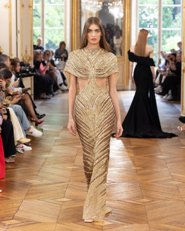 طوني ورد يستوحي مجموعة الأزياء الراقية من التنكر الغامض ويقول لـ"هي": بعض الفساتين استغرقت أكثر من 500 ساعة عمل يدوي (فيديو)