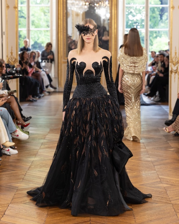 طوني ورد يستوحي مجموعة الأزياء الراقية من التنكر الغامض ويقول لـ"هي": بعض الفساتين استغرقت أكثر من 500 ساعة عمل يدوي (فيديو)