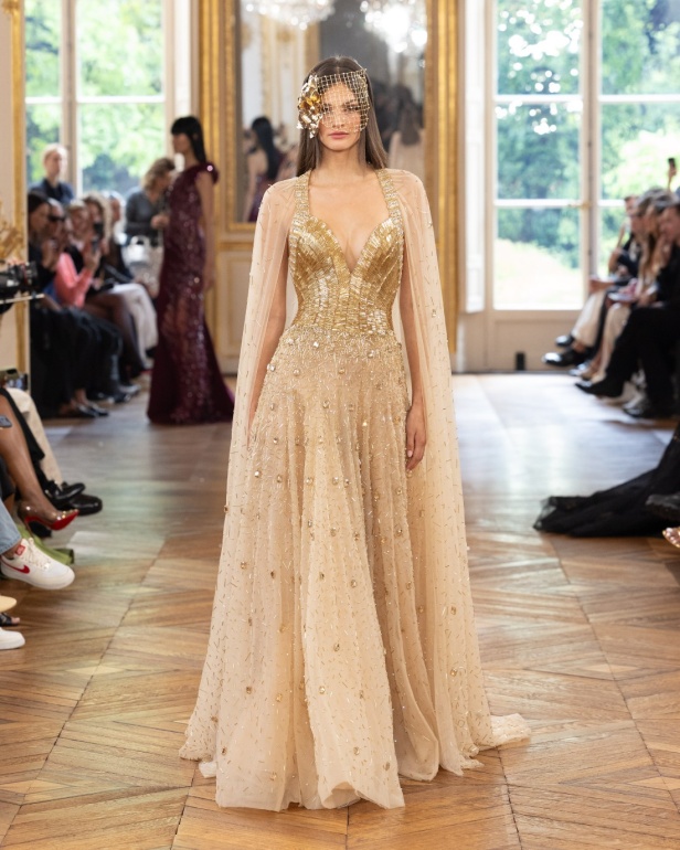 طوني ورد يستوحي مجموعة الأزياء الراقية من التنكر الغامض ويقول لـ"هي": بعض الفساتين استغرقت أكثر من 500 ساعة عمل يدوي (فيديو)