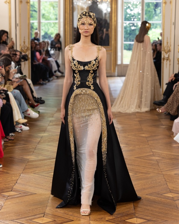 طوني ورد يستوحي مجموعة الأزياء الراقية من التنكر الغامض ويقول لـ"هي": بعض الفساتين استغرقت أكثر من 500 ساعة عمل يدوي (فيديو)