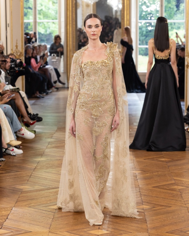 طوني ورد يستوحي مجموعة الأزياء الراقية من التنكر الغامض ويقول لـ"هي": بعض الفساتين استغرقت أكثر من 500 ساعة عمل يدوي (فيديو)