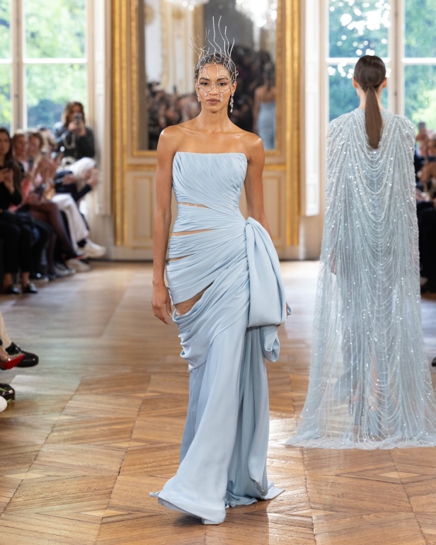 طوني ورد يستوحي مجموعة الأزياء الراقية من التنكر الغامض ويقول لـ"هي": بعض الفساتين استغرقت أكثر من 500 ساعة عمل يدوي (فيديو)