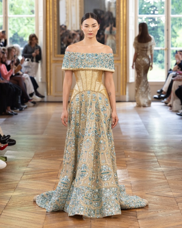 طوني ورد يستوحي مجموعة الأزياء الراقية من التنكر الغامض ويقول لـ"هي": بعض الفساتين استغرقت أكثر من 500 ساعة عمل يدوي (فيديو)