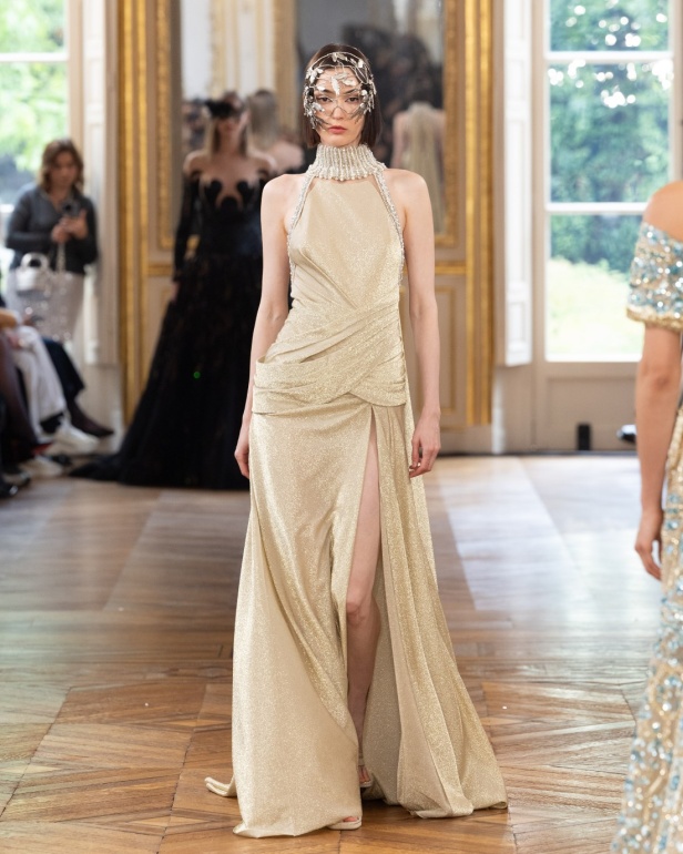 طوني ورد يستوحي مجموعة الأزياء الراقية من التنكر الغامض ويقول لـ"هي": بعض الفساتين استغرقت أكثر من 500 ساعة عمل يدوي (فيديو)