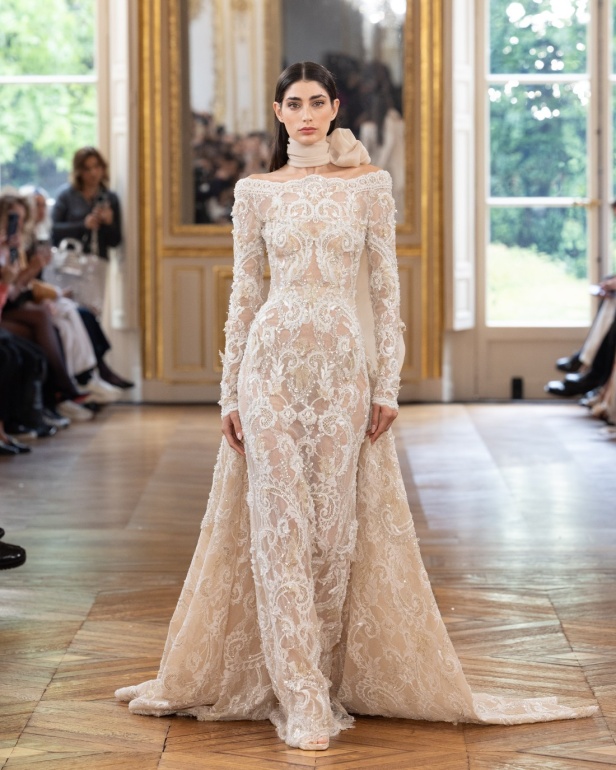 طوني ورد يستوحي مجموعة الأزياء الراقية من التنكر الغامض ويقول لـ"هي": بعض الفساتين استغرقت أكثر من 500 ساعة عمل يدوي (فيديو)