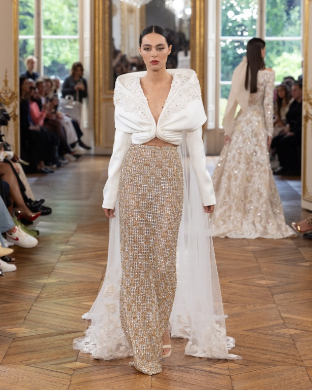 طوني ورد يستوحي مجموعة الأزياء الراقية من التنكر الغامض ويقول لـ"هي": بعض الفساتين استغرقت أكثر من 500 ساعة عمل يدوي (فيديو)