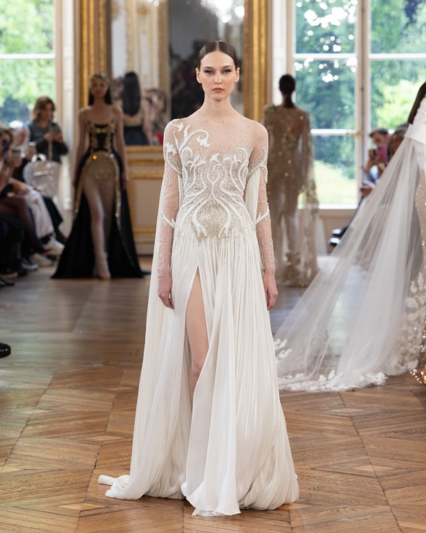 طوني ورد يستوحي مجموعة الأزياء الراقية من التنكر الغامض ويقول لـ"هي": بعض الفساتين استغرقت أكثر من 500 ساعة عمل يدوي (فيديو)