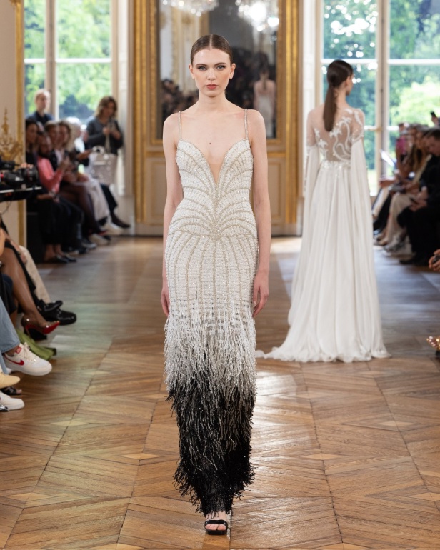 طوني ورد يستوحي مجموعة الأزياء الراقية من التنكر الغامض ويقول لـ"هي": بعض الفساتين استغرقت أكثر من 500 ساعة عمل يدوي (فيديو)