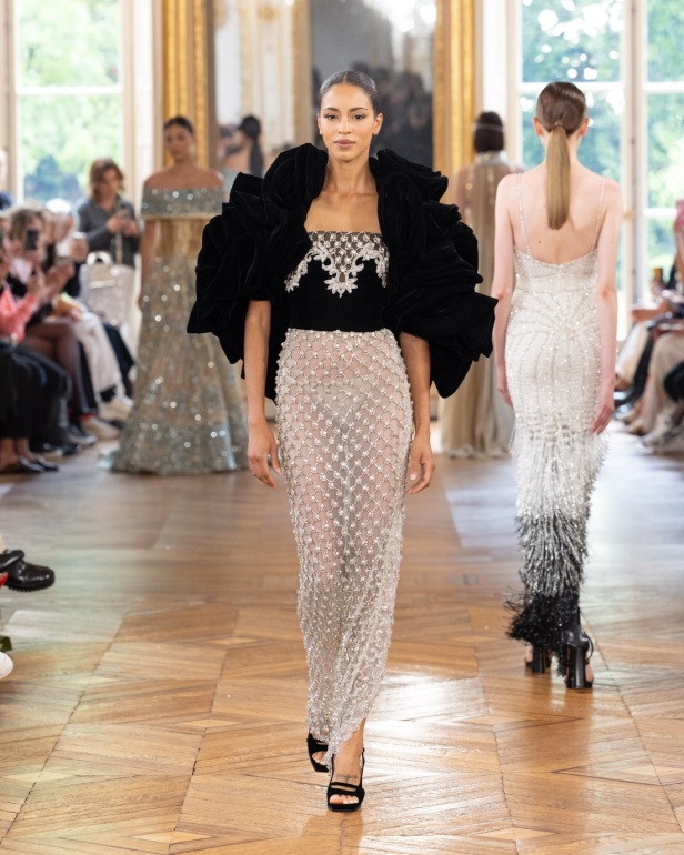 طوني ورد يستوحي مجموعة الأزياء الراقية من التنكر الغامض ويقول لـ"هي": بعض الفساتين استغرقت أكثر من 500 ساعة عمل يدوي (فيديو)