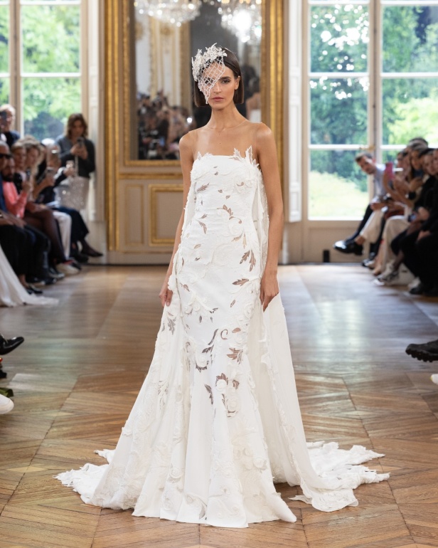 طوني ورد يستوحي مجموعة الأزياء الراقية من التنكر الغامض ويقول لـ"هي": بعض الفساتين استغرقت أكثر من 500 ساعة عمل يدوي (فيديو)