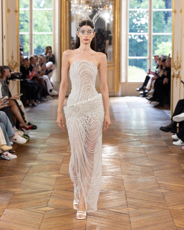 طوني ورد يستوحي مجموعة الأزياء الراقية من التنكر الغامض ويقول لـ"هي": بعض الفساتين استغرقت أكثر من 500 ساعة عمل يدوي (فيديو)