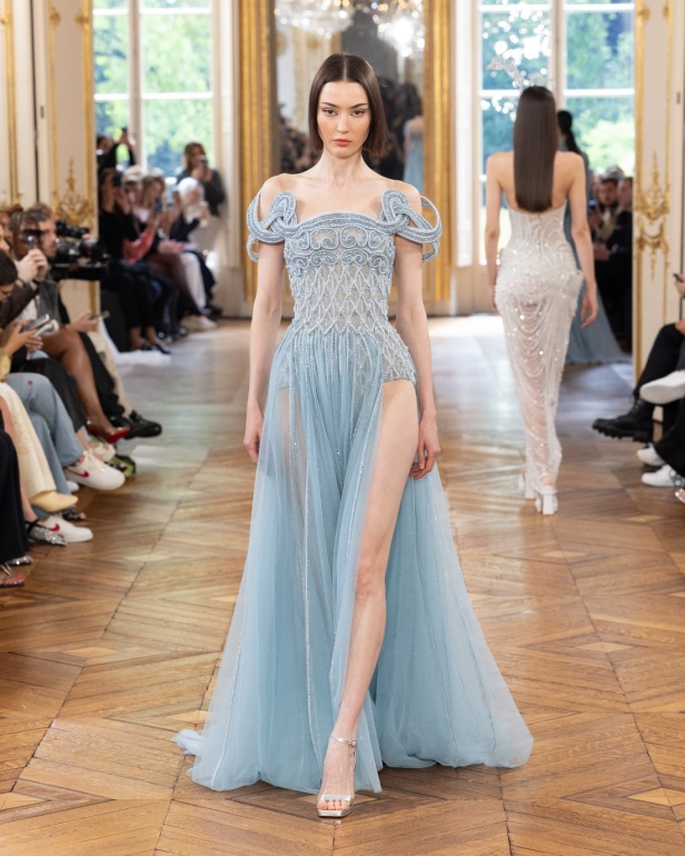 طوني ورد يستوحي مجموعة الأزياء الراقية من التنكر الغامض ويقول لـ"هي": بعض الفساتين استغرقت أكثر من 500 ساعة عمل يدوي (فيديو)