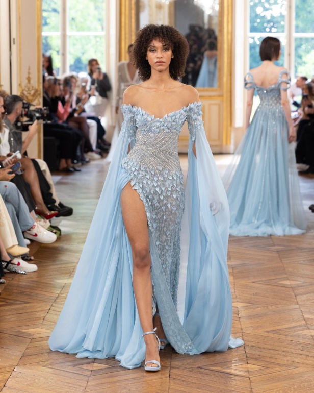 طوني ورد يستوحي مجموعة الأزياء الراقية من التنكر الغامض ويقول لـ"هي": بعض الفساتين استغرقت أكثر من 500 ساعة عمل يدوي (فيديو)