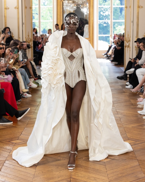 طوني ورد يستوحي مجموعة الأزياء الراقية من التنكر الغامض ويقول لـ"هي": بعض الفساتين استغرقت أكثر من 500 ساعة عمل يدوي (فيديو)