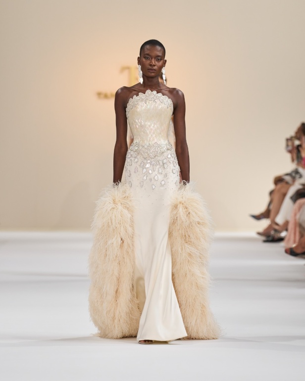 "تمارا رالف" تبدع في تقديم مجموعة كوتور مستوحاة من الآرت ديكو.. وتكشف لـ"هي": المرأة العربية تقدّر الموضة والرفاهية (فيديو)