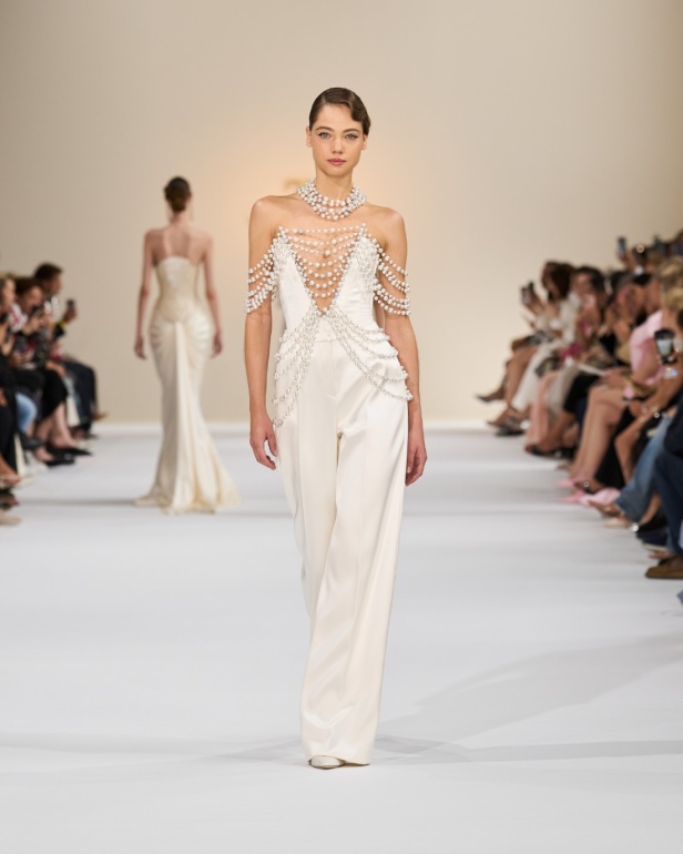 "تمارا رالف" تبدع في تقديم مجموعة كوتور مستوحاة من الآرت ديكو.. وتكشف لـ"هي": المرأة العربية تقدّر الموضة والرفاهية (فيديو)