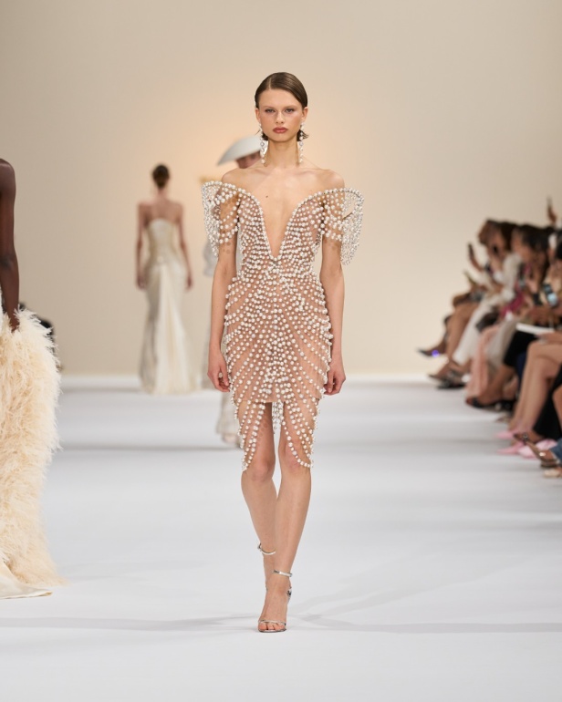 "تمارا رالف" تبدع في تقديم مجموعة كوتور مستوحاة من الآرت ديكو.. وتكشف لـ"هي": المرأة العربية تقدّر الموضة والرفاهية (فيديو)