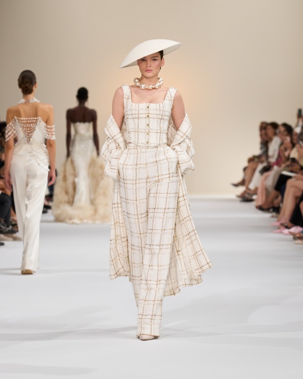 "تمارا رالف" تبدع في تقديم مجموعة كوتور مستوحاة من الآرت ديكو.. وتكشف لـ"هي": المرأة العربية تقدّر الموضة والرفاهية (فيديو)