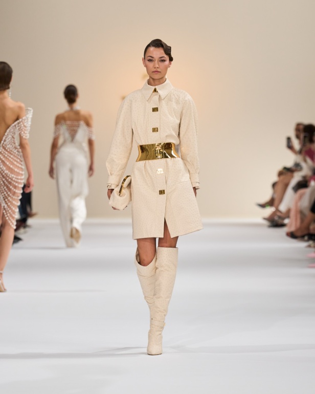 "تمارا رالف" تبدع في تقديم مجموعة كوتور مستوحاة من الآرت ديكو.. وتكشف لـ"هي": المرأة العربية تقدّر الموضة والرفاهية (فيديو)