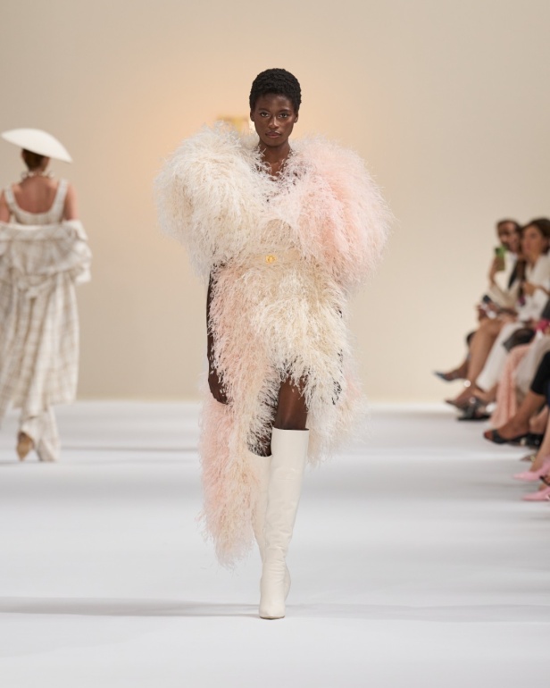 "تمارا رالف" تبدع في تقديم مجموعة كوتور مستوحاة من الآرت ديكو.. وتكشف لـ"هي": المرأة العربية تقدّر الموضة والرفاهية (فيديو)