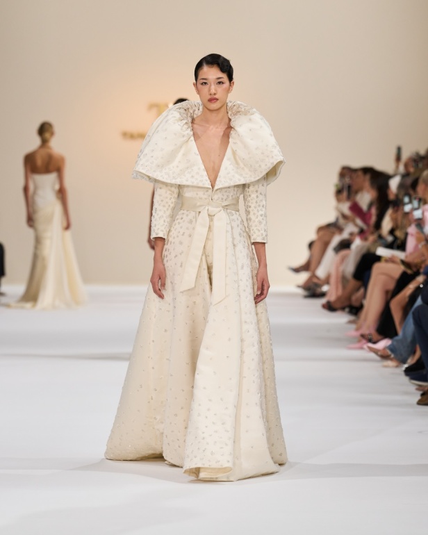 "تمارا رالف" تبدع في تقديم مجموعة كوتور مستوحاة من الآرت ديكو.. وتكشف لـ"هي": المرأة العربية تقدّر الموضة والرفاهية (فيديو)