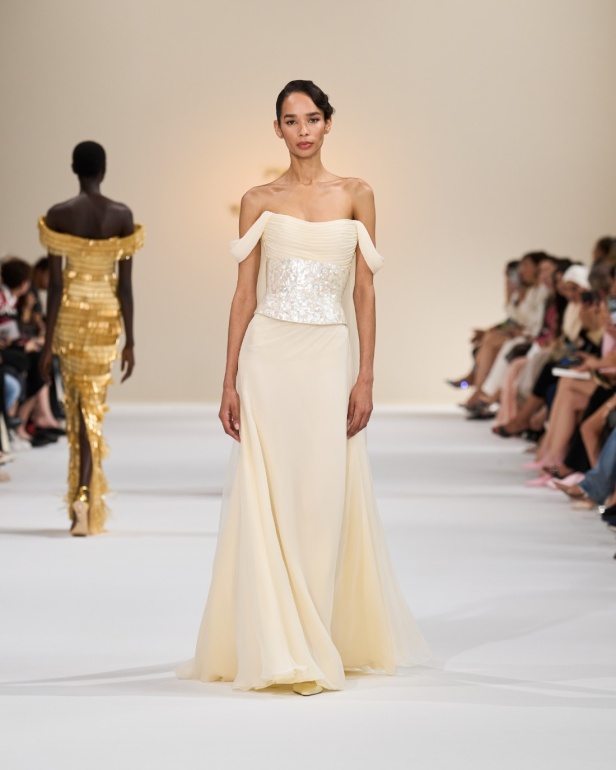 "تمارا رالف" تبدع في تقديم مجموعة كوتور مستوحاة من الآرت ديكو.. وتكشف لـ"هي": المرأة العربية تقدّر الموضة والرفاهية (فيديو)