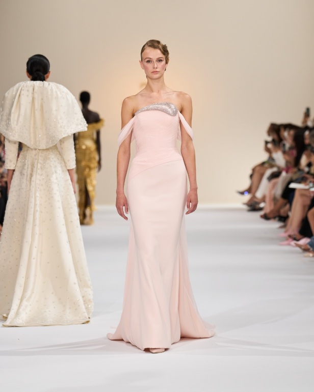 "تمارا رالف" تبدع في تقديم مجموعة كوتور مستوحاة من الآرت ديكو.. وتكشف لـ"هي": المرأة العربية تقدّر الموضة والرفاهية (فيديو)