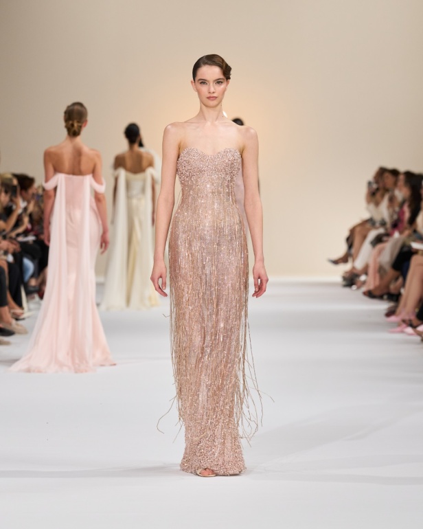 "تمارا رالف" تبدع في تقديم مجموعة كوتور مستوحاة من الآرت ديكو.. وتكشف لـ"هي": المرأة العربية تقدّر الموضة والرفاهية (فيديو)