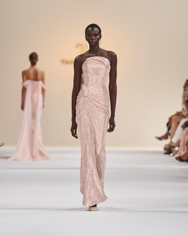 "تمارا رالف" تبدع في تقديم مجموعة كوتور مستوحاة من الآرت ديكو.. وتكشف لـ"هي": المرأة العربية تقدّر الموضة والرفاهية (فيديو)